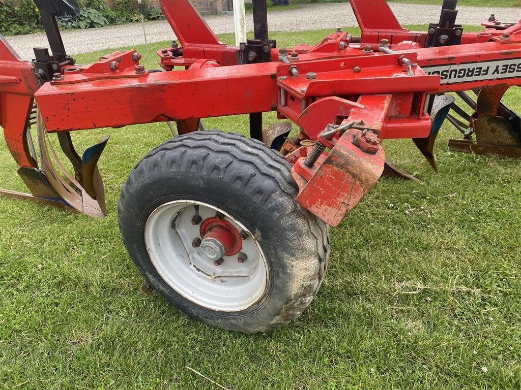 Pflug типа Massey Ferguson 5 furet vendeplov med hydraulisk stenudløser, Gebrauchtmaschine в øster ulslev (Фотография 5)