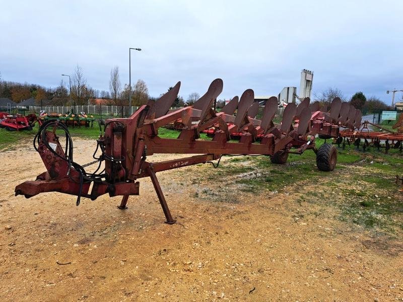 Pflug des Typs Naud 9 CORPS, Gebrauchtmaschine in SAINT-GERMAIN DU PUY (Bild 1)