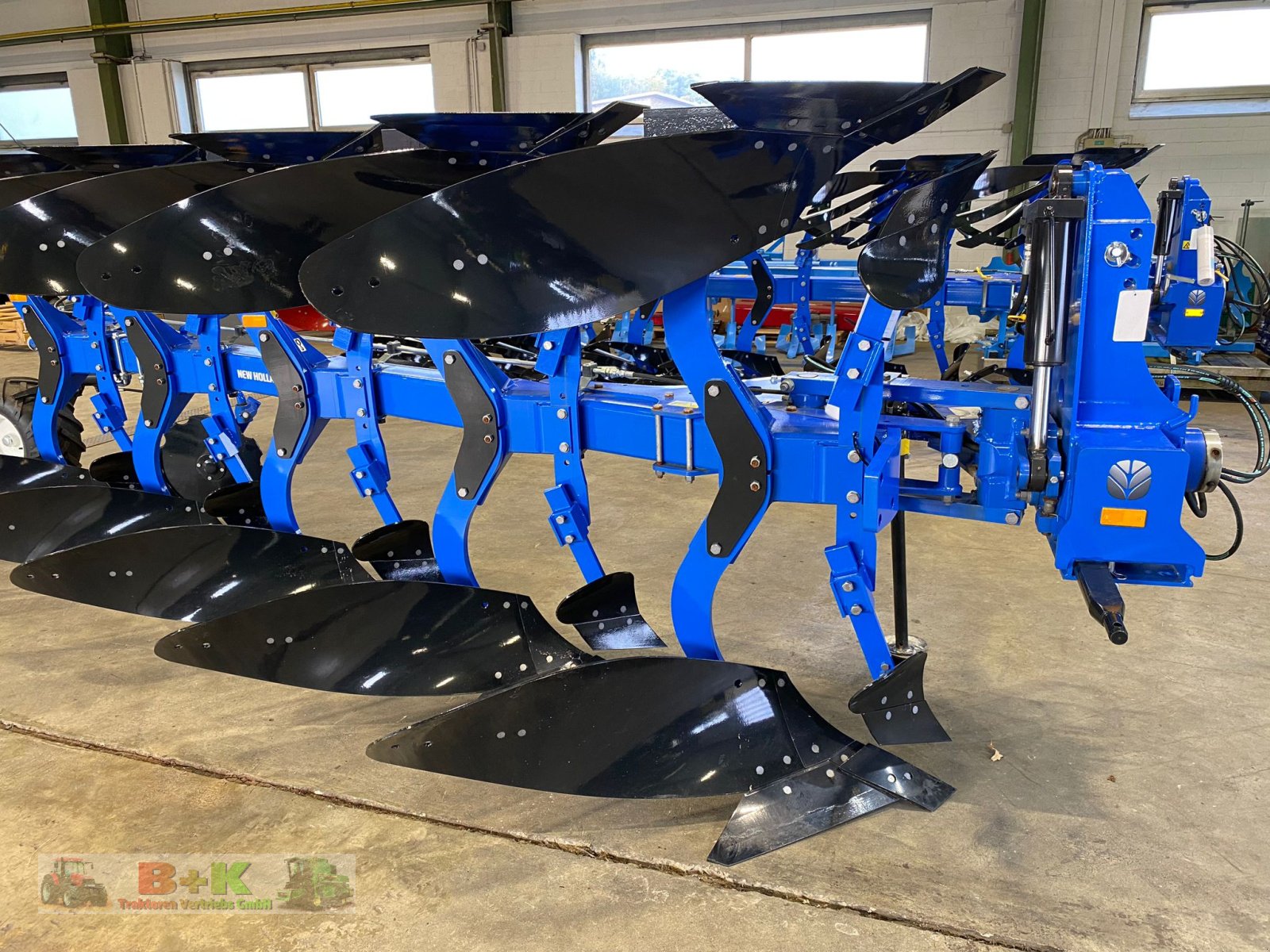 Pflug tipa New Holland PM5980S AX, Neumaschine u Kettenkamp (Slika 5)