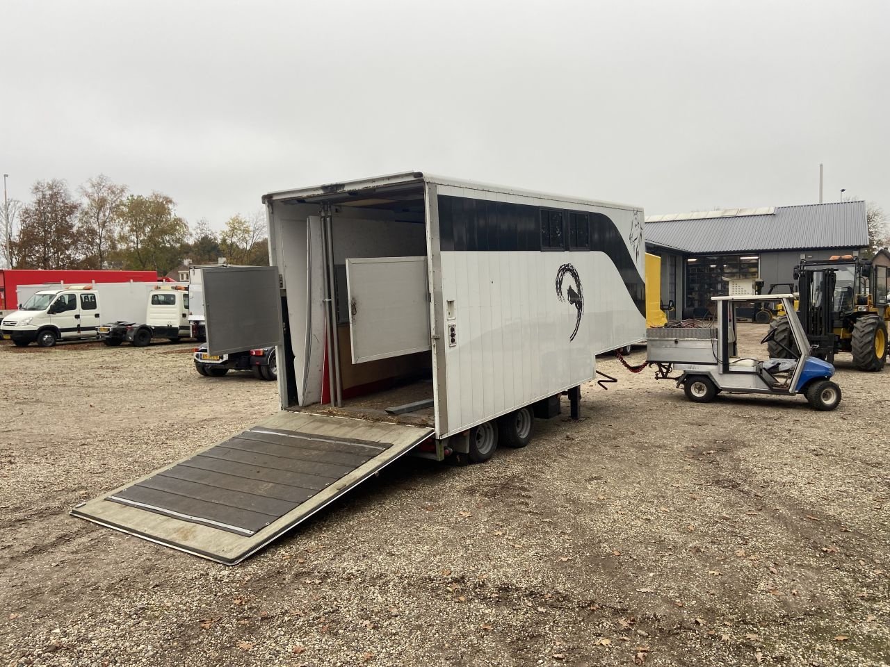 PKW-Anhänger van het type Sonstige be oplegger gesloten be oplegger gesloten transport paarden, Gebrauchtmaschine in Putten (Foto 1)