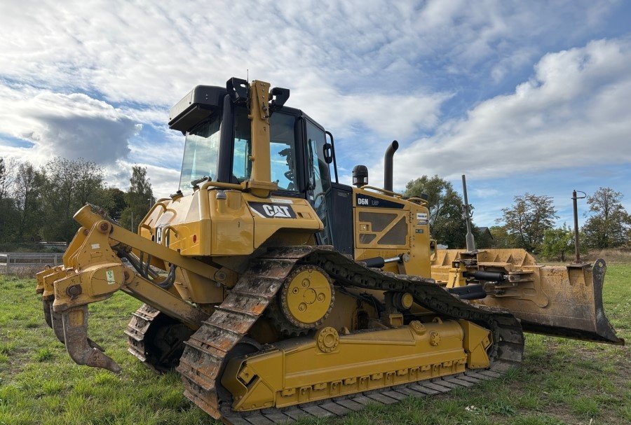 Planierraupe des Typs CAT D6N, Gebrauchtmaschine in Dressen (Bild 1)