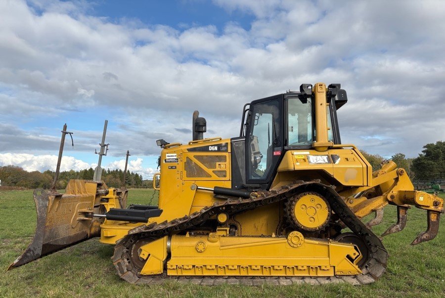 Planierraupe des Typs CAT D6N, Gebrauchtmaschine in Dressen (Bild 2)