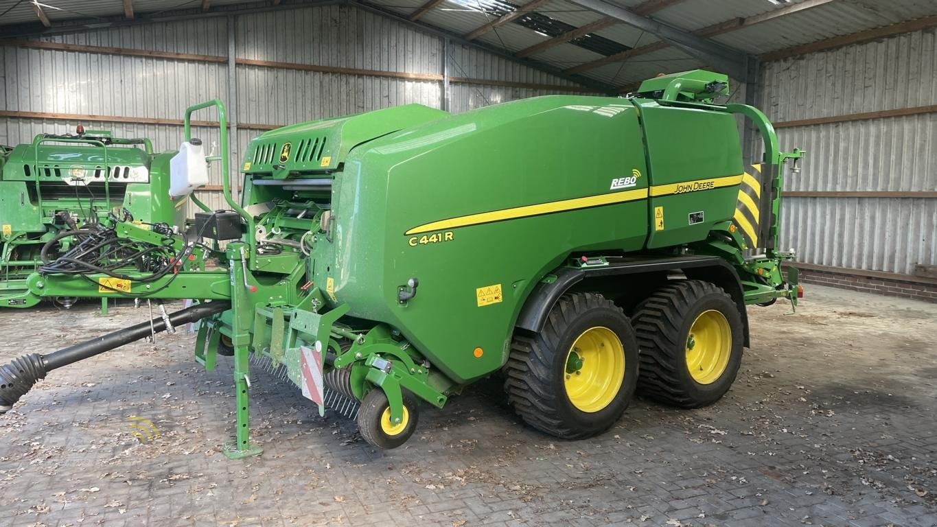 Press-/Wickelkombination of the type John Deere FESTKAMMER-KOMBIPRESSE C441R, Neumaschine in Aurich (Picture 1)