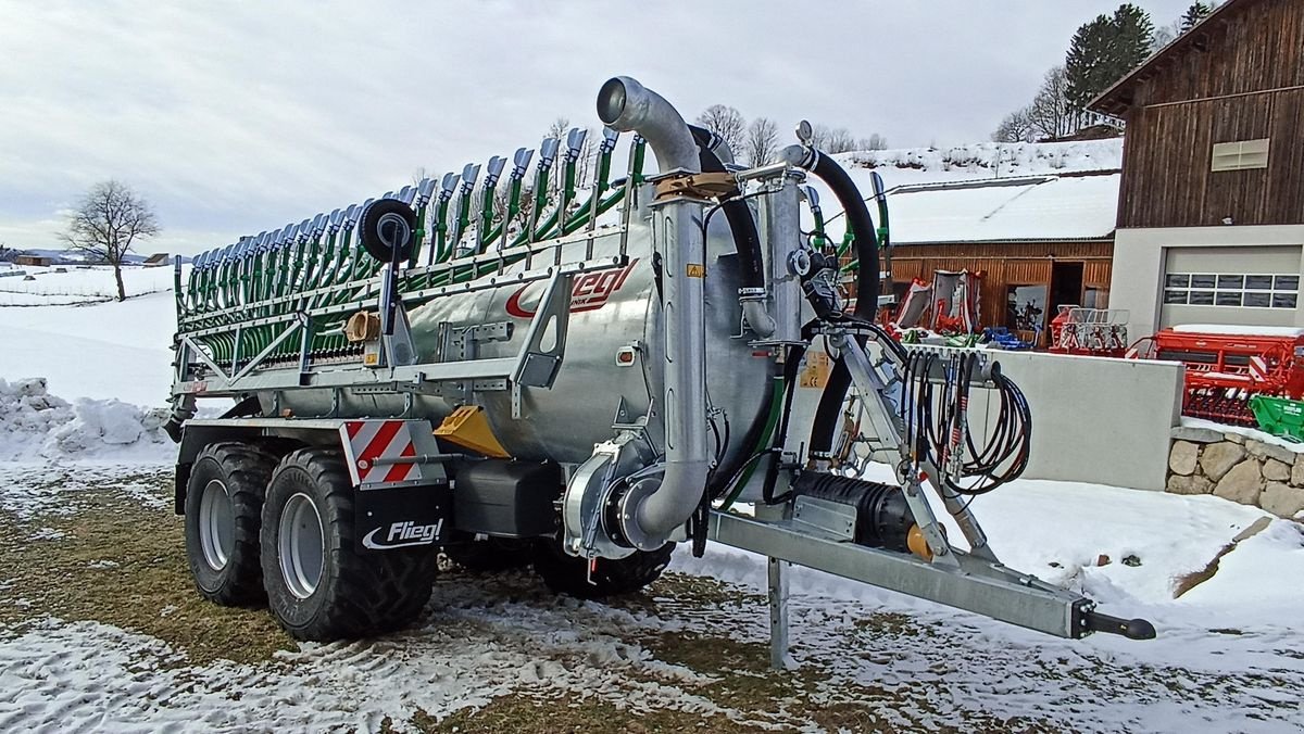 Pumpfass del tipo Fliegl VFW 12000 mit Saugarm + SKATE 150, Vorführmaschine In Grünbach (Immagine 1)