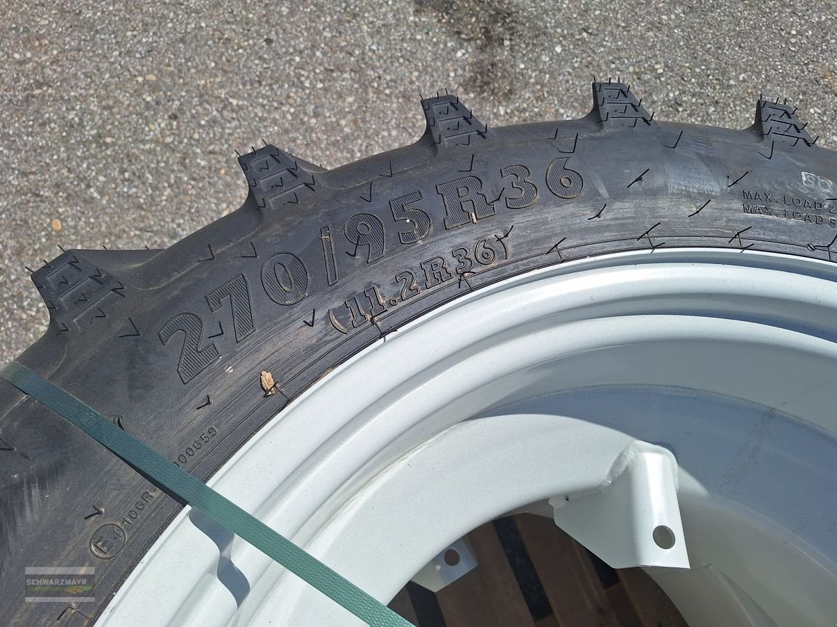 Rad des Typs BKT 270/95R48 Zwillingsräder, Neumaschine in Gampern (Bild 7)