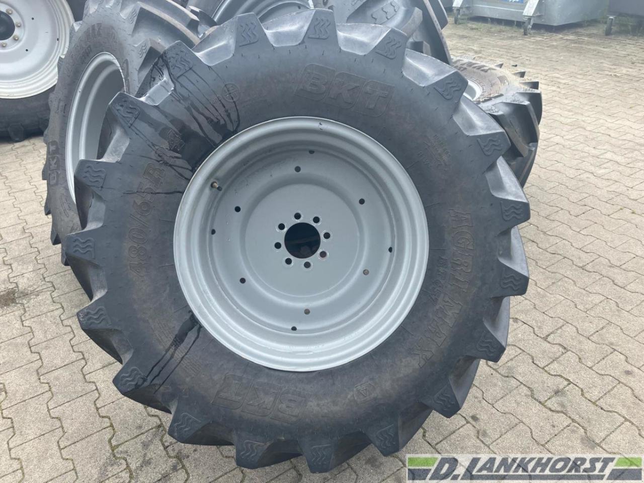 Rad des Typs BKT 2x 480/65R24 99%, Neumaschine in Südlohn (Bild 1)