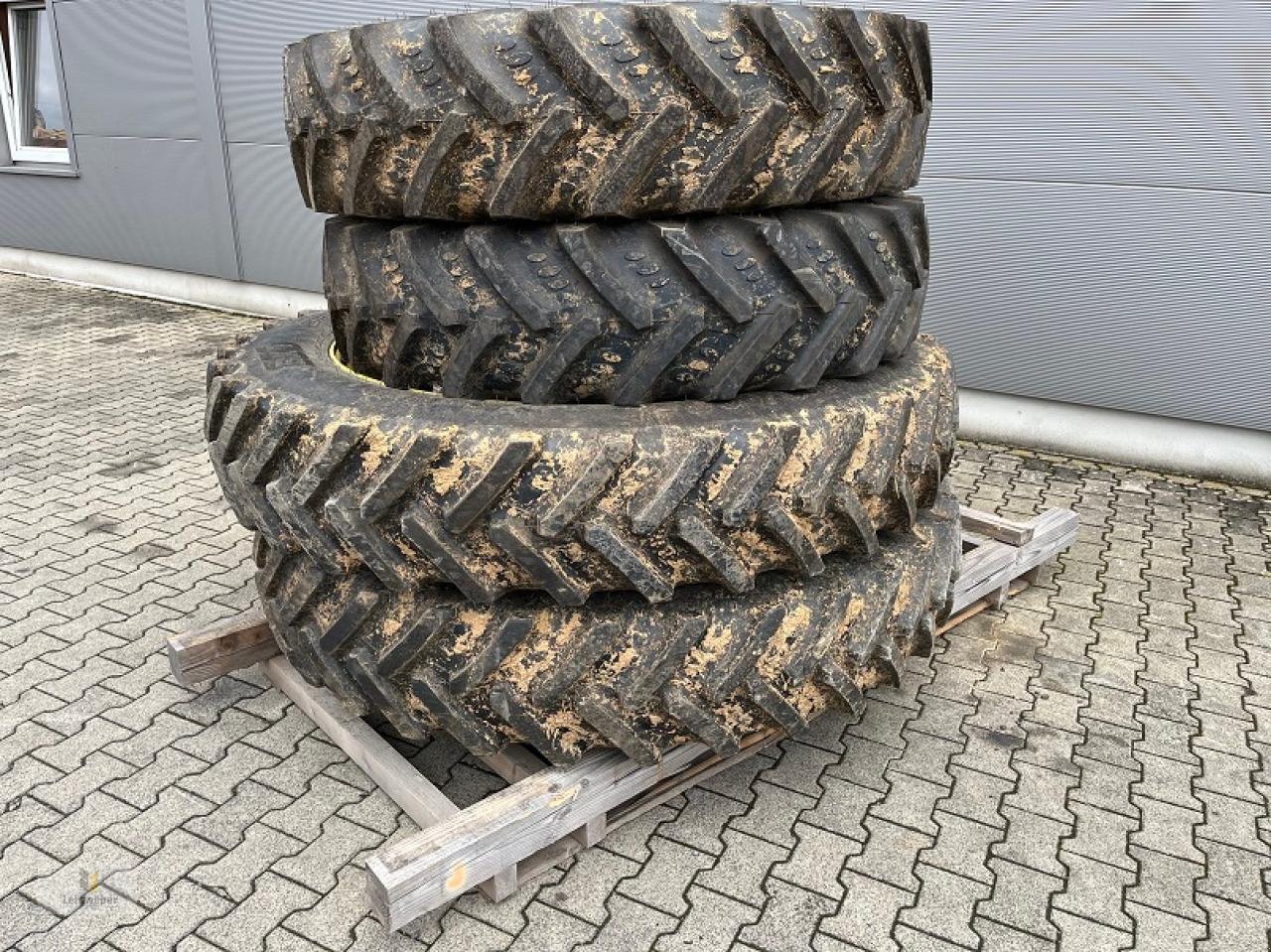 Rad tipa BKT 380/95R54 + 380/85R38, Gebrauchtmaschine u Neuhof - Dorfborn (Slika 1)