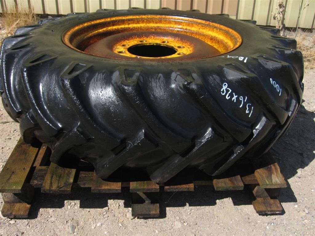 Rad van het type Bridgestone 13.6x28 dæk på 8 huls fælg, Gebrauchtmaschine in Høng (Foto 2)