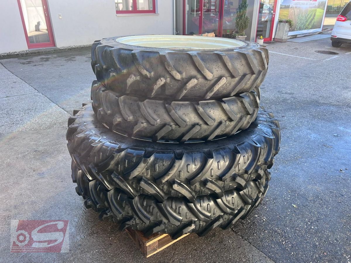 Rad des Typs Continental 270/80R36 und 300/95R46, Gebrauchtmaschine in Offenhausen (Bild 1)