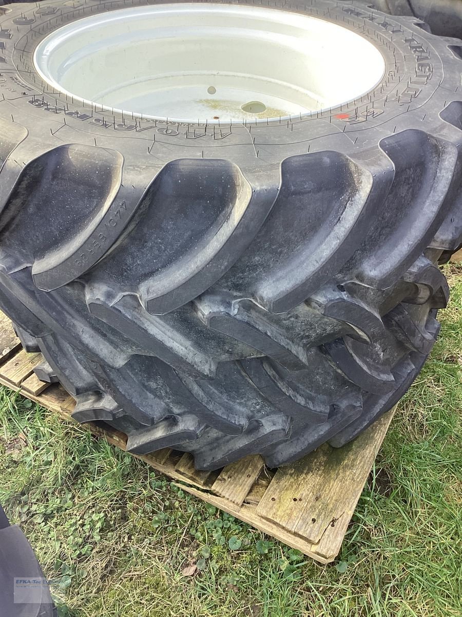 Rad des Typs Firestone 440/65R28, Neumaschine in Ainring (Bild 1)