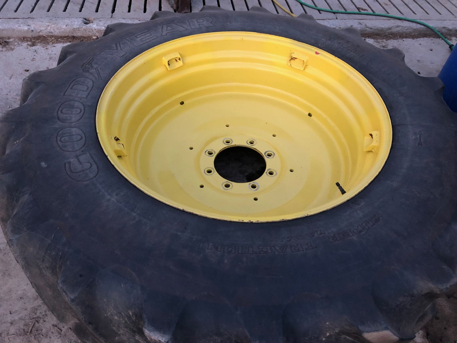 Rad Türe ait GoodYear 18,4R38 Super Traction Radial mit Felge JD, Gebrauchtmaschine içinde Künzelsau (resim 1)