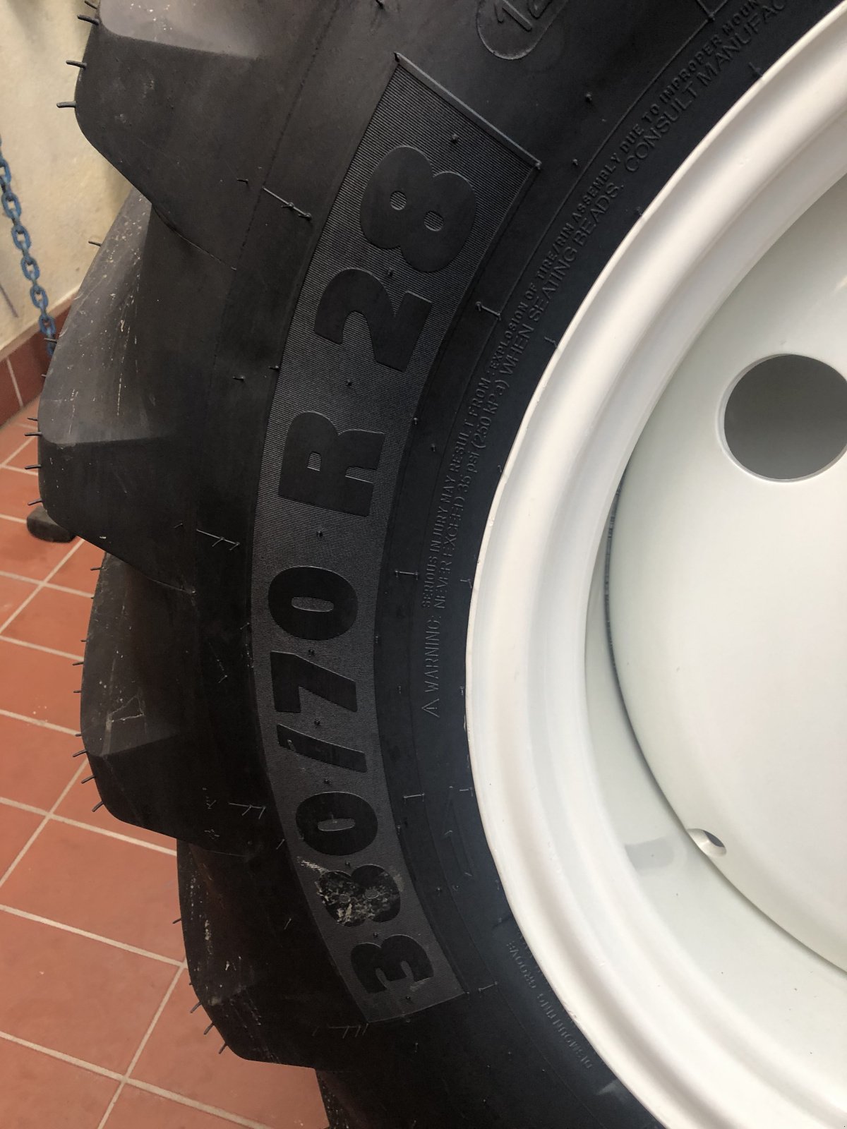 Rad typu Michelin 380/70 R 28, Neumaschine v Weismain (Obrázek 3)