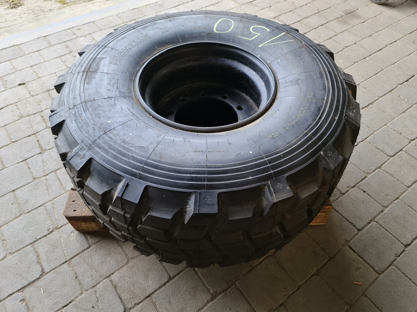 Rad от тип Michelin 525/65 R20.5 XS Reifen mit Felge für Krampe Muldenkipper, Kröger, etc., Gebrauchtmaschine в Großschönbrunn (Снимка 3)