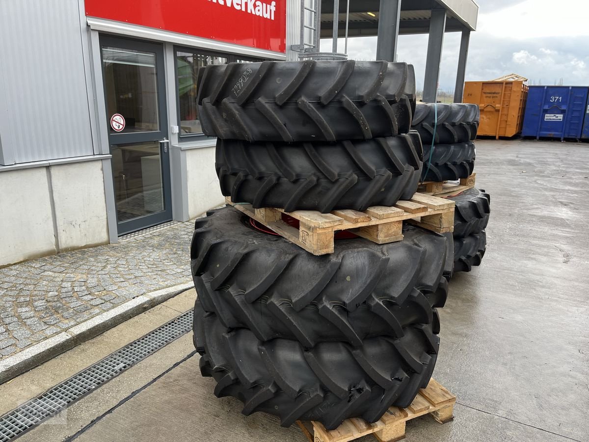 Rad des Typs Mitas 420/85R30 und 320/70 R24, Neumaschine in Burgkirchen (Bild 1)