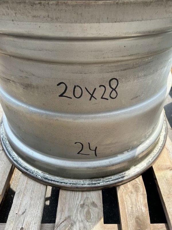 Rad tip New Holland velg 20 x 28, Gebrauchtmaschine in Bladel (Poză 1)