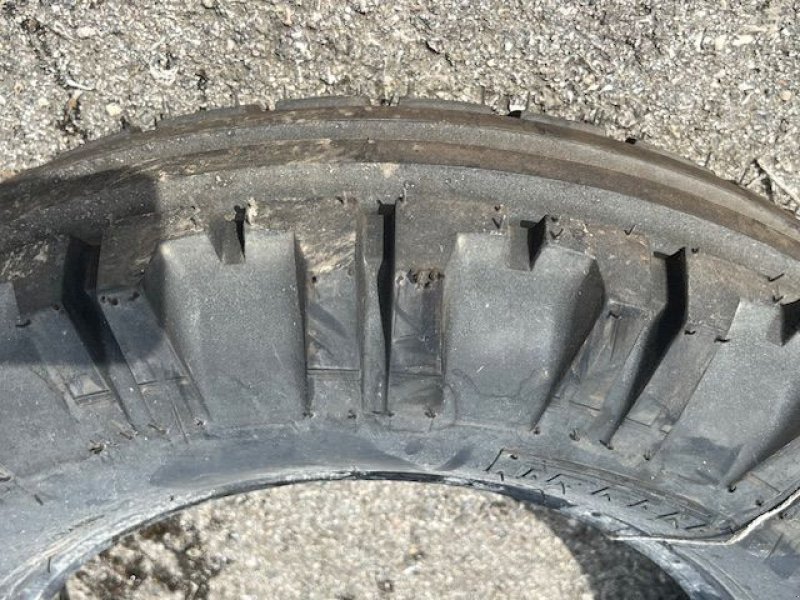 Rad des Typs Pirelli 6.50-16, Neumaschine in NATTERNBACH (Bild 2)