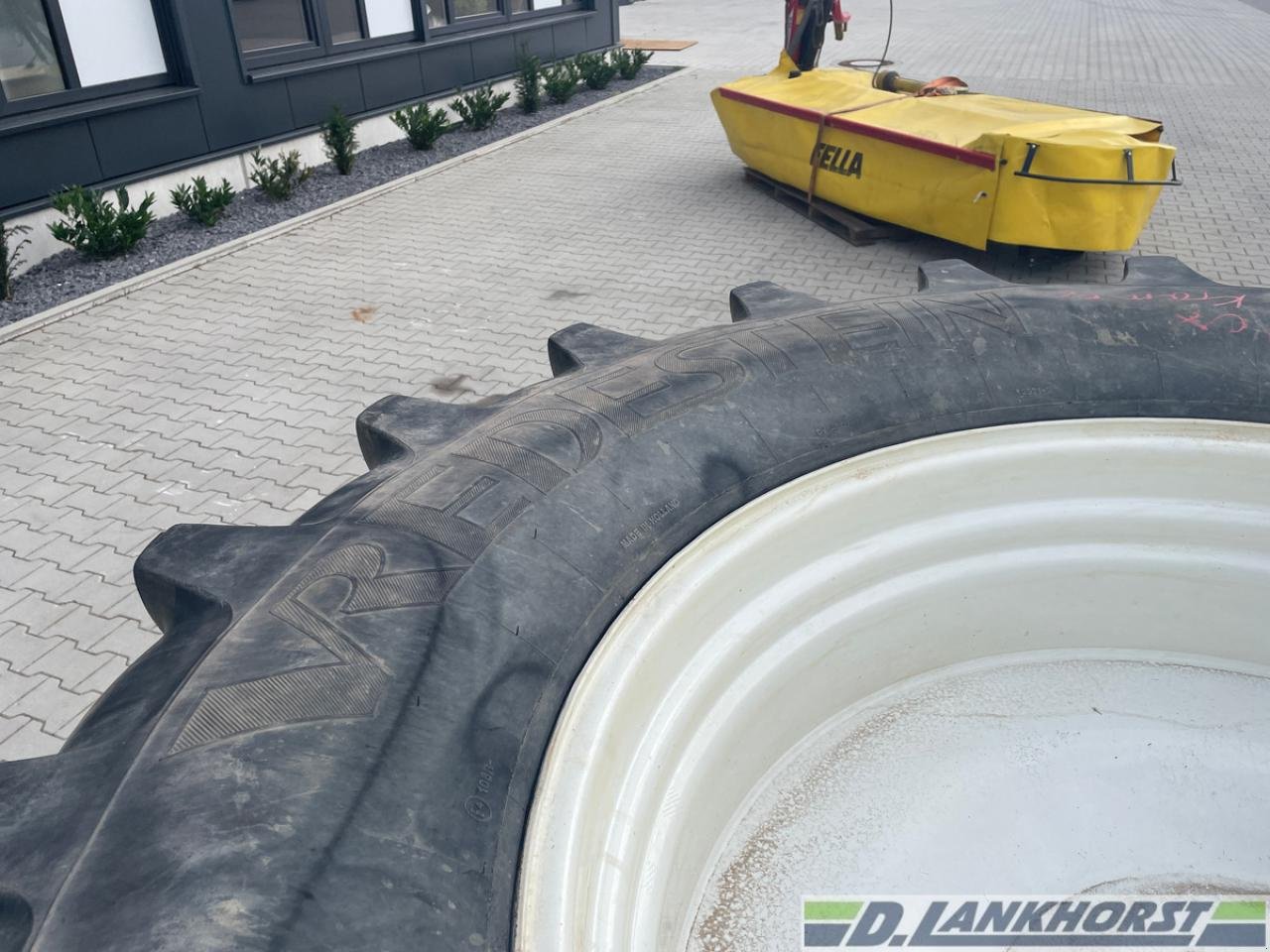 Rad des Typs Vredestein 2x 650/65R42 mit Felge, Neumaschine in Neuenhaus (Bild 7)