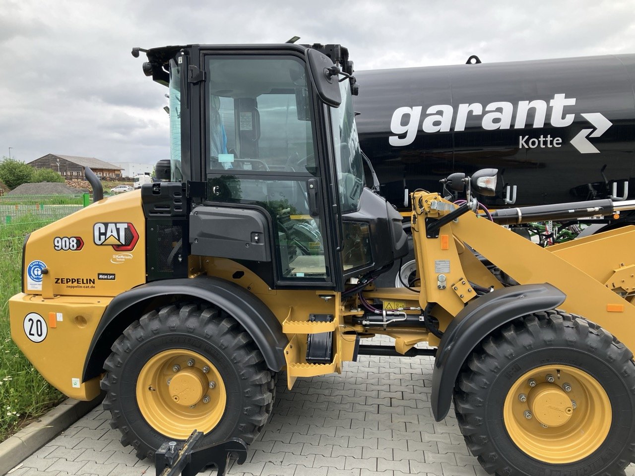 Radlader tip Caterpillar 908 HL, Gebrauchtmaschine in Amöneburg-Roßdorf (Poză 2)