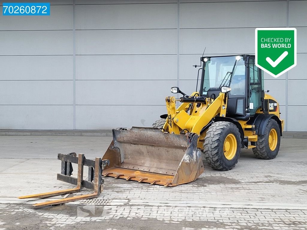 Radlader van het type Caterpillar 908 M BUCKET + FORKS, Gebrauchtmaschine in Veghel (Foto 1)