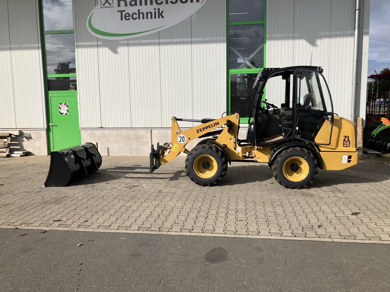 Radlader Türe ait Caterpillar Zeppelin ZL35, Neumaschine içinde Gudensberg (resim 1)