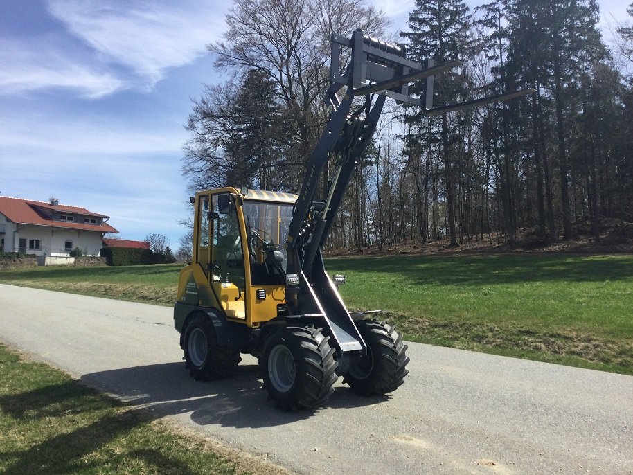 Radlader of the type Eurotrac W12, Neumaschine in Fürsteneck (Picture 3)