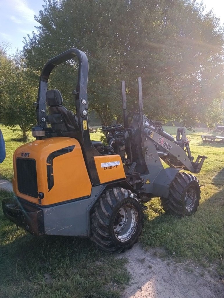 Radlader tipa GiANT D 337 T, Gebrauchtmaschine u Mern (Slika 1)