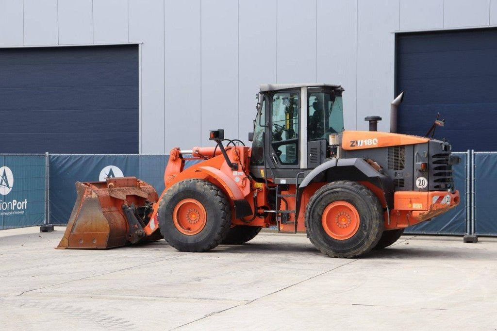 Radlader des Typs Hitachi ZW180, Gebrauchtmaschine in Antwerpen (Bild 3)