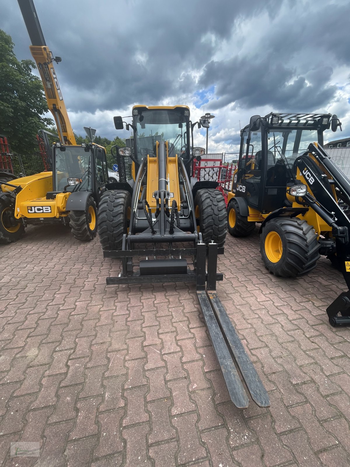 Radlader des Typs JCB 409, Neumaschine in Bad Kötzting (Bild 2)