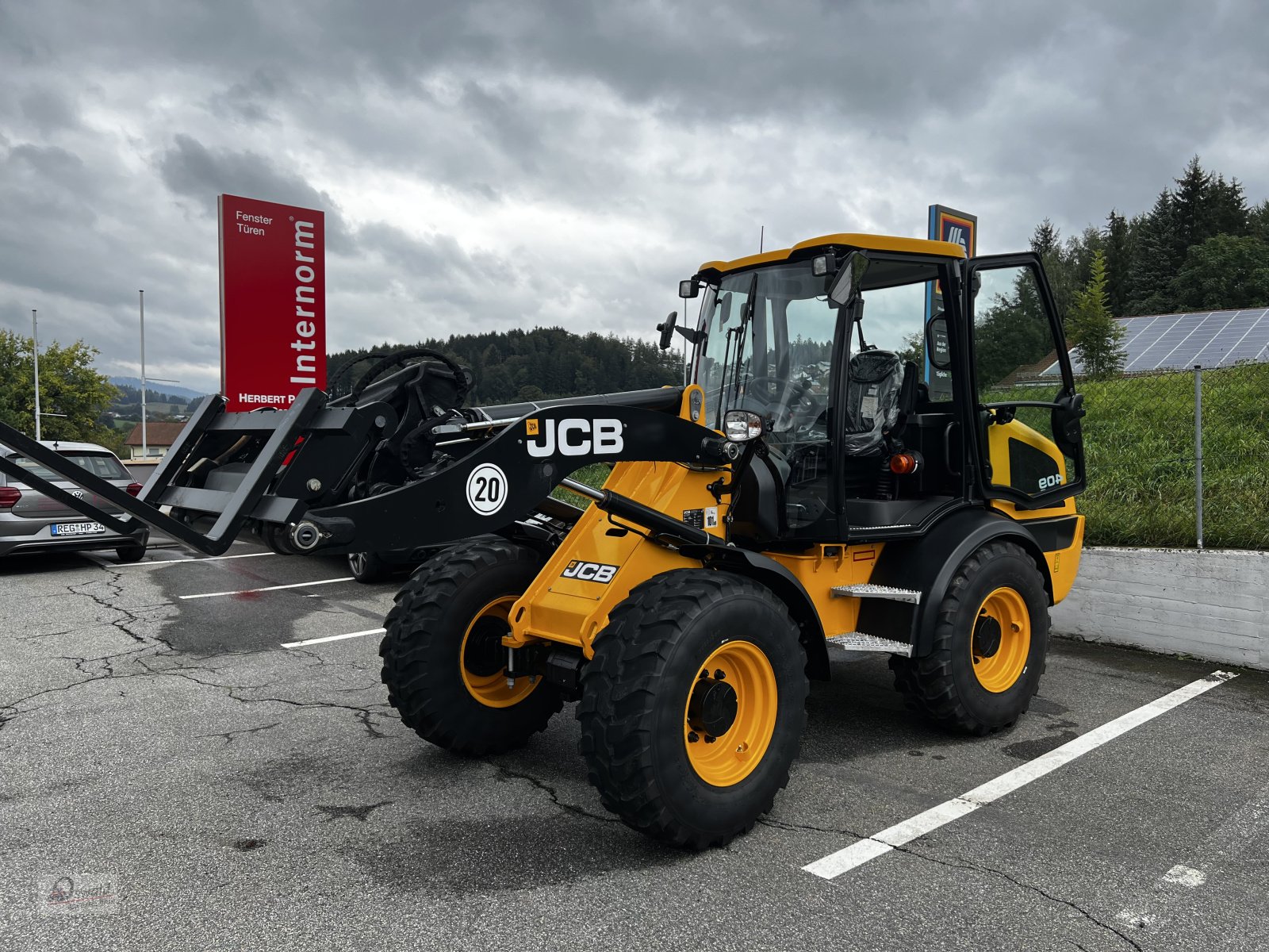 Radlader of the type JCB 409, Neumaschine in Regen (Picture 1)