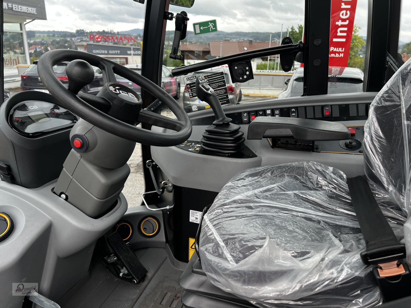 Radlader des Typs JCB 409, Neumaschine in Regen (Bild 2)