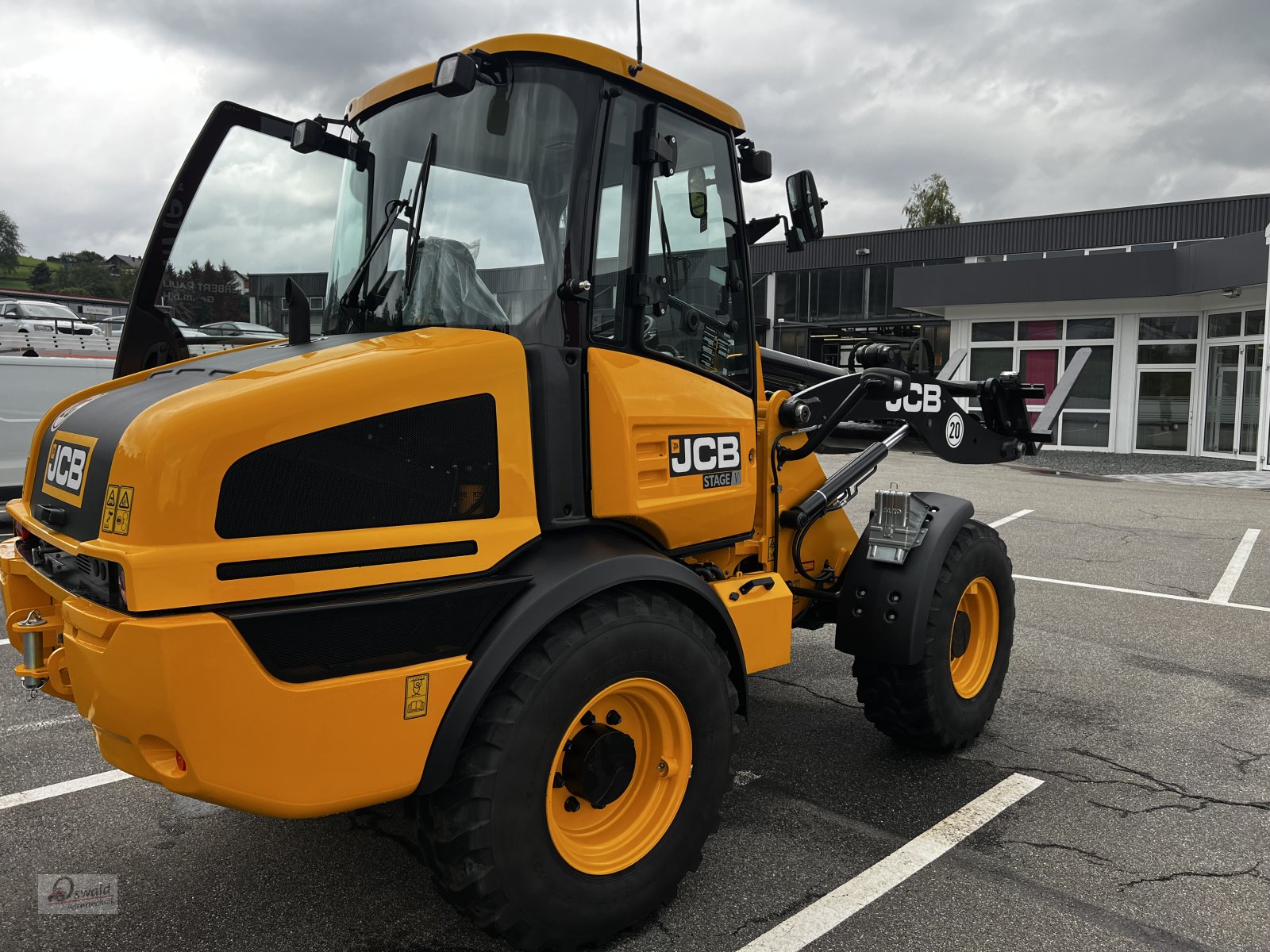 Radlader des Typs JCB 409, Neumaschine in Regen (Bild 4)