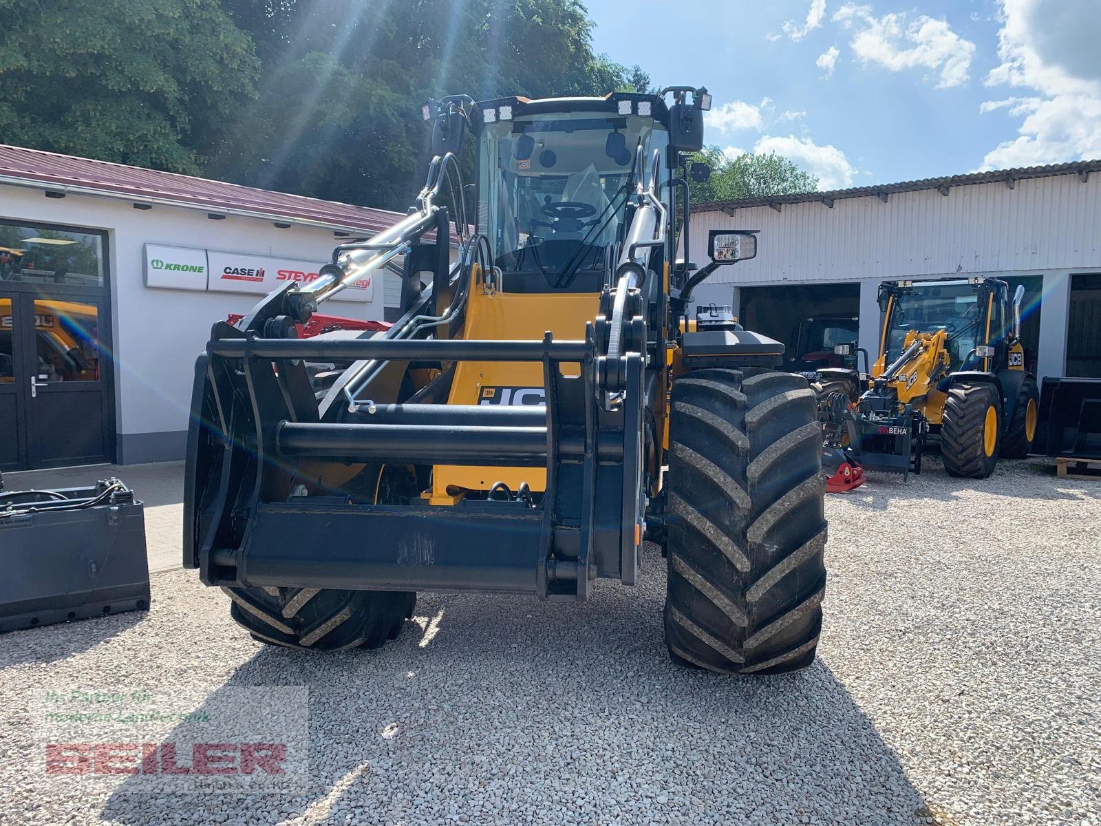 Radlader of the type JCB 427 Agri Stage V HighLift, Neumaschine in Ansbach (Picture 4)