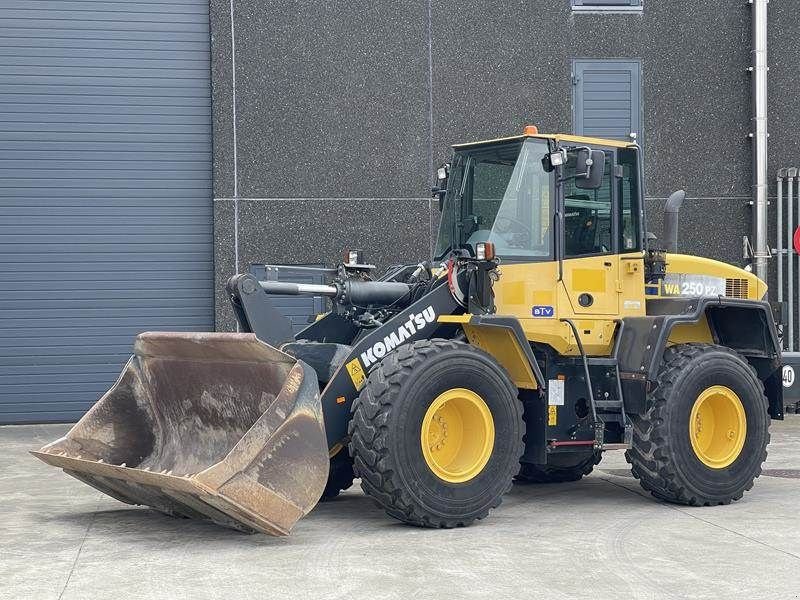 Radlader des Typs Komatsu WA 250 PZ - 6, Gebrauchtmaschine in Waregem (Bild 1)