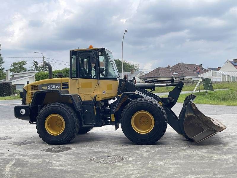 Radlader типа Komatsu WA 250 PZ - 6, Gebrauchtmaschine в Waregem (Фотография 5)