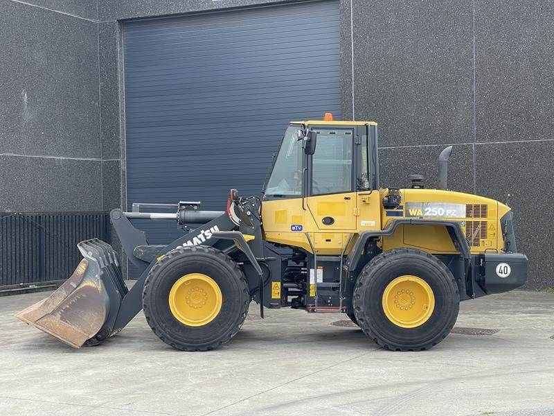 Radlader des Typs Komatsu WA 250 PZ - 6, Gebrauchtmaschine in Waregem (Bild 2)