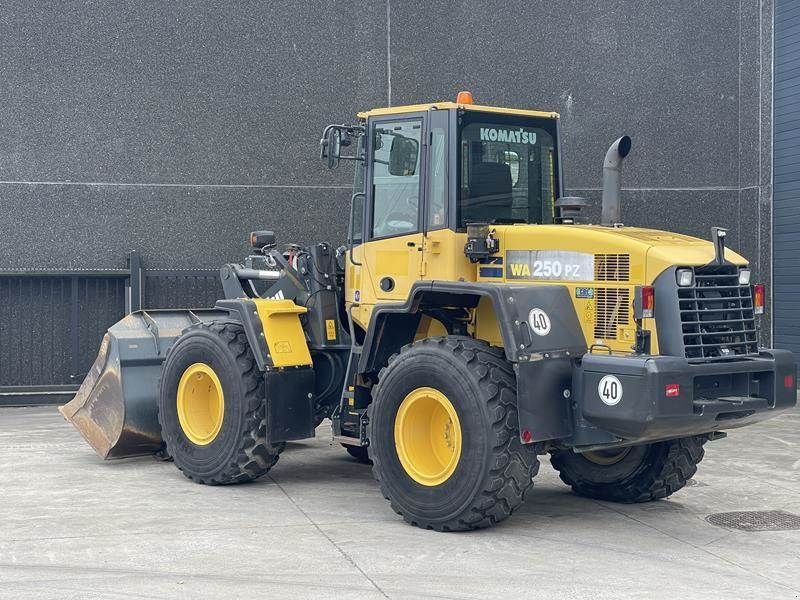 Radlader типа Komatsu WA 250 PZ - 6, Gebrauchtmaschine в Waregem (Фотография 3)