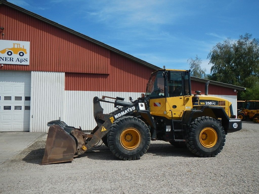 Radlader del tipo Komatsu WA250PZ-6, Gebrauchtmaschine In Aabenraa (Immagine 4)