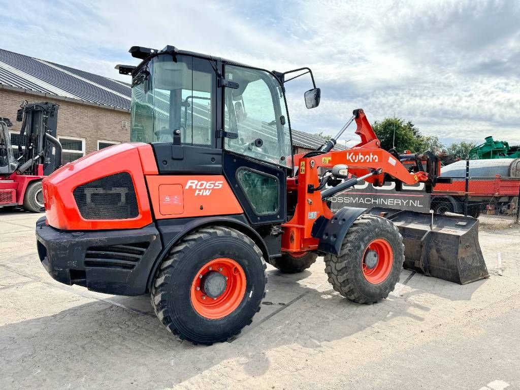 Radlader des Typs Kubota R065 - Bucket + Forks / 2542 Hours, Gebrauchtmaschine in Veldhoven (Bild 5)