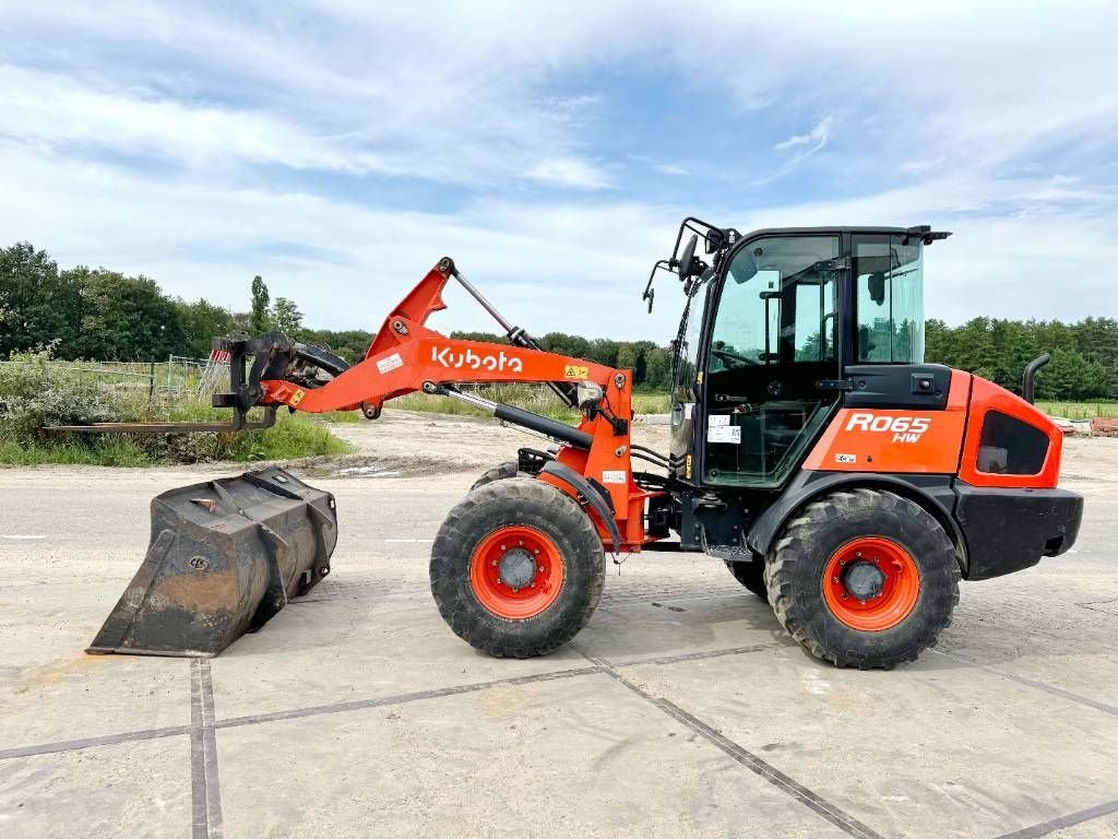 Radlader del tipo Kubota R065 - Bucket + Forks / 2542 Hours, Gebrauchtmaschine In Veldhoven (Immagine 1)