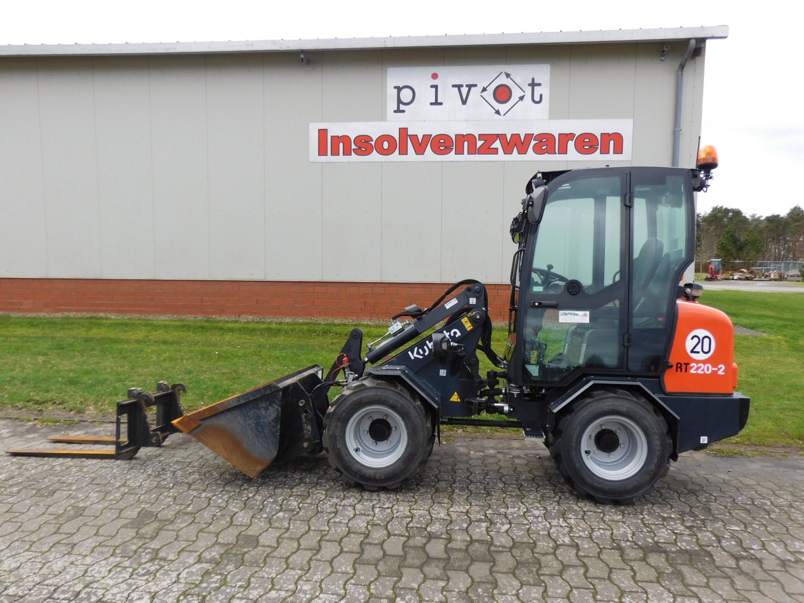 Radlader tipa Kubota RT 220-2 Kompaktradlader Hoflader mit Kabine, SWE, Gabel, Schaufel, Gebrauchtmaschine u Wagenfeld (Slika 2)