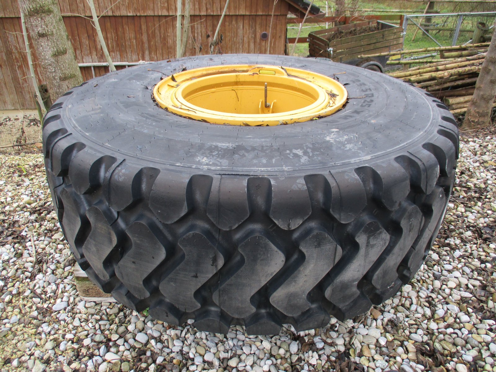 Radlader of the type Liebherr neuer Michelin Reifen 23.5 R 25 mit neuer Felge, Neumaschine in Rain-Gempfing (Picture 2)