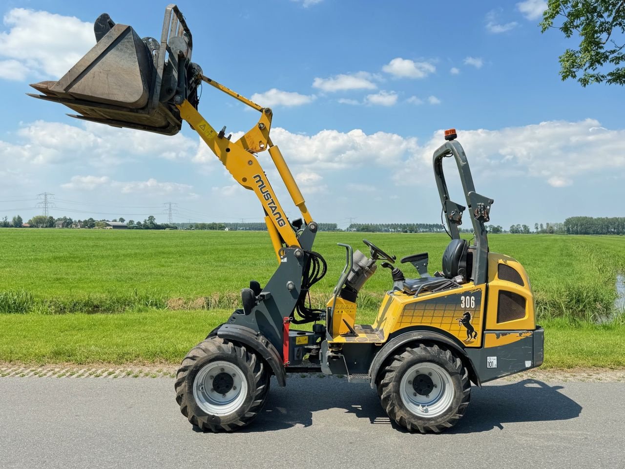 Radlader of the type Mustang Al 306 shovel kniklader, Gebrauchtmaschine in Hardinxveld-Giessendam (Picture 1)