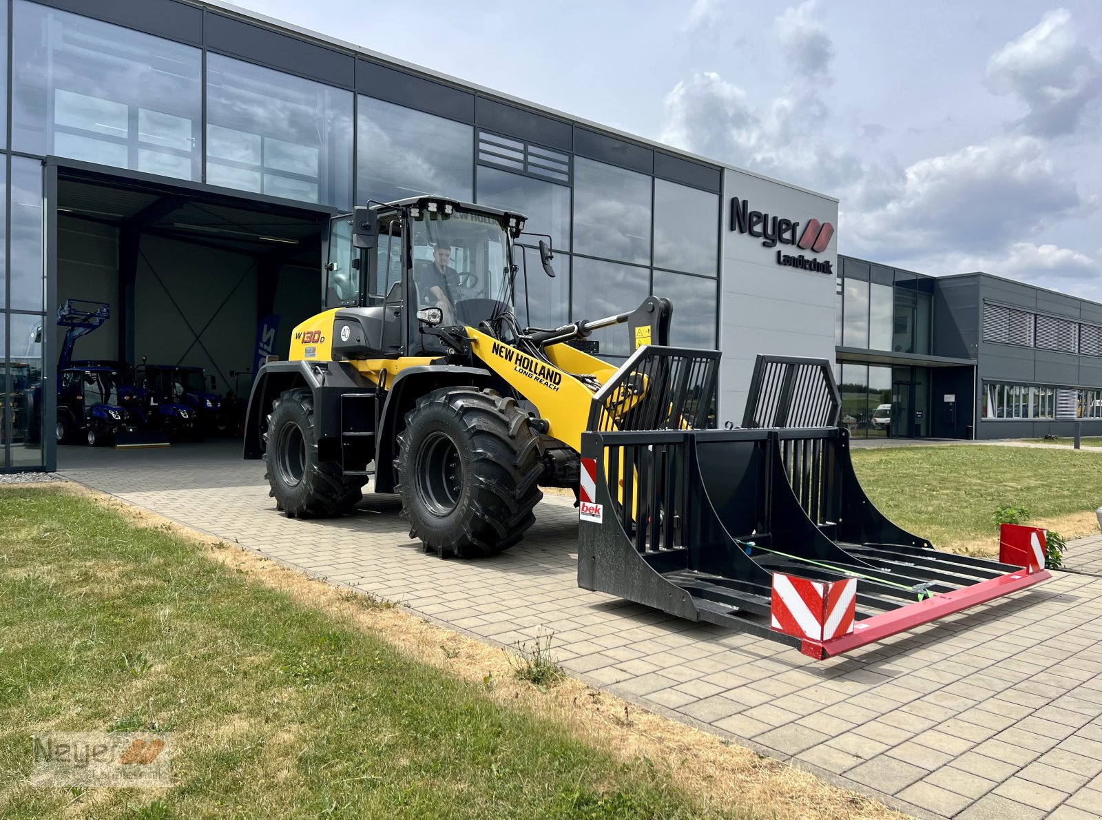 Radlader des Typs New Holland W 130 D, Neumaschine in Bad Waldsee Mennisweiler (Bild 1)