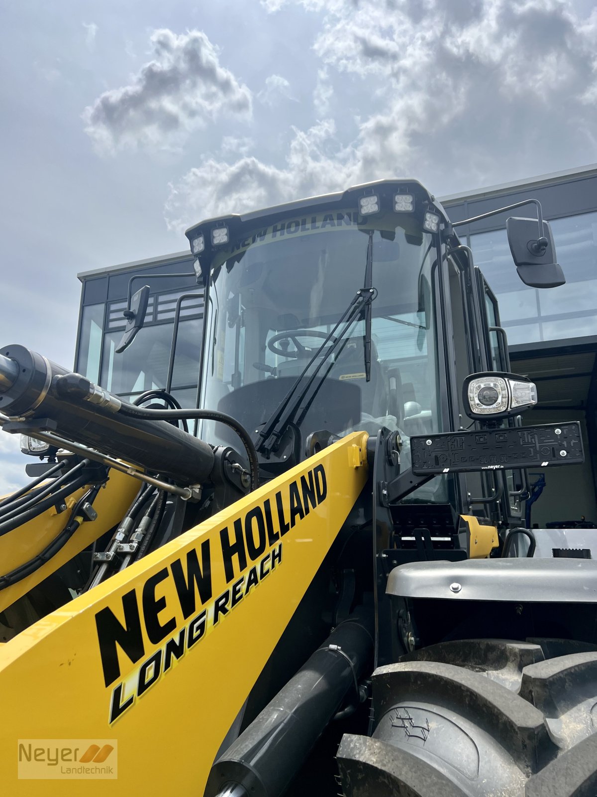 Radlader van het type New Holland W 130 D, Neumaschine in Bad Waldsee Mennisweiler (Foto 3)