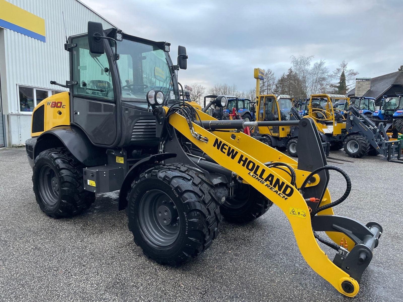 Radlader des Typs New Holland W 80 C, Neumaschine in Burgkirchen (Bild 2)