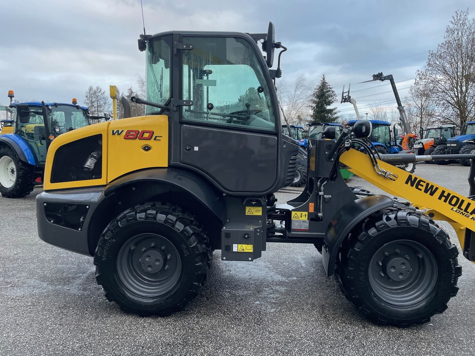 Radlader des Typs New Holland W 80 C, Neumaschine in Burgkirchen (Bild 10)