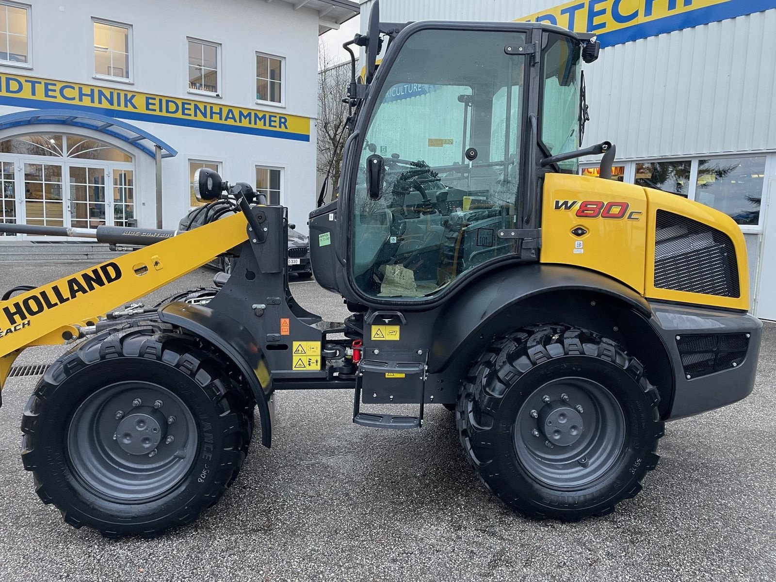 Radlader des Typs New Holland W 80 C, Neumaschine in Burgkirchen (Bild 5)