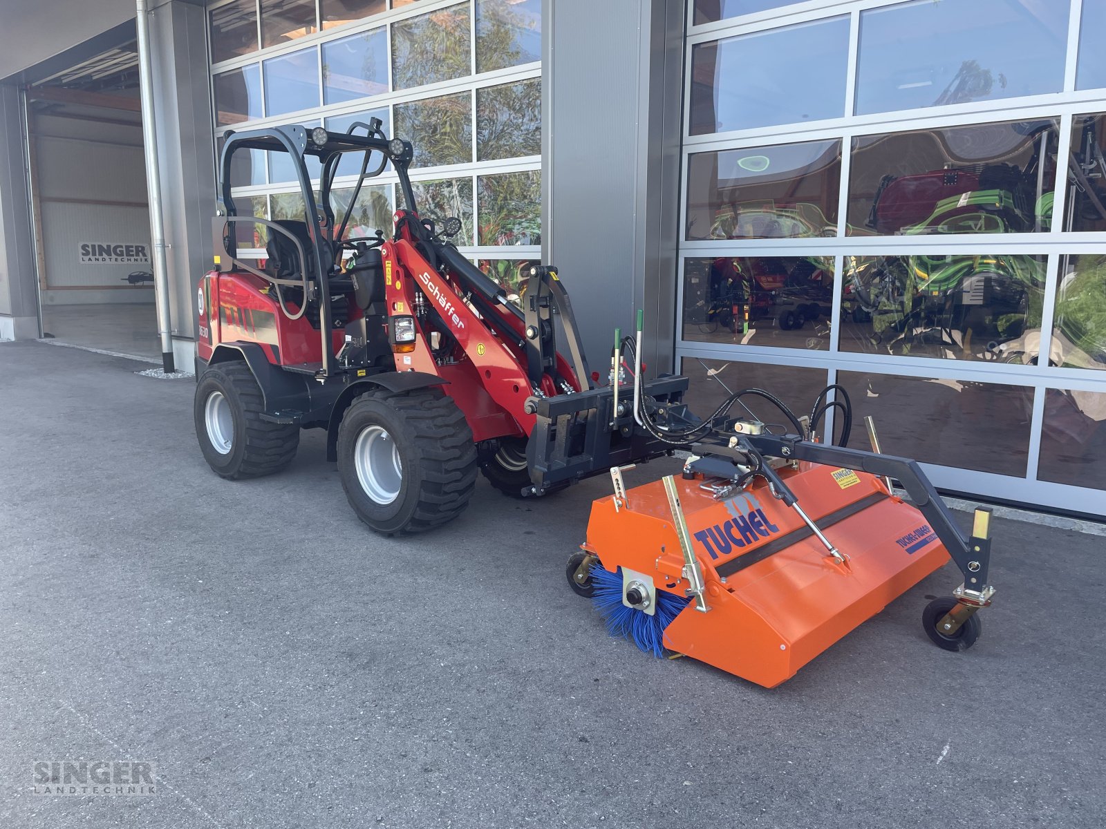 Radlader del tipo Schäffer 3630 mit Tuchel Kehrmaschine, Neumaschine en Ebenhofen (Imagen 1)