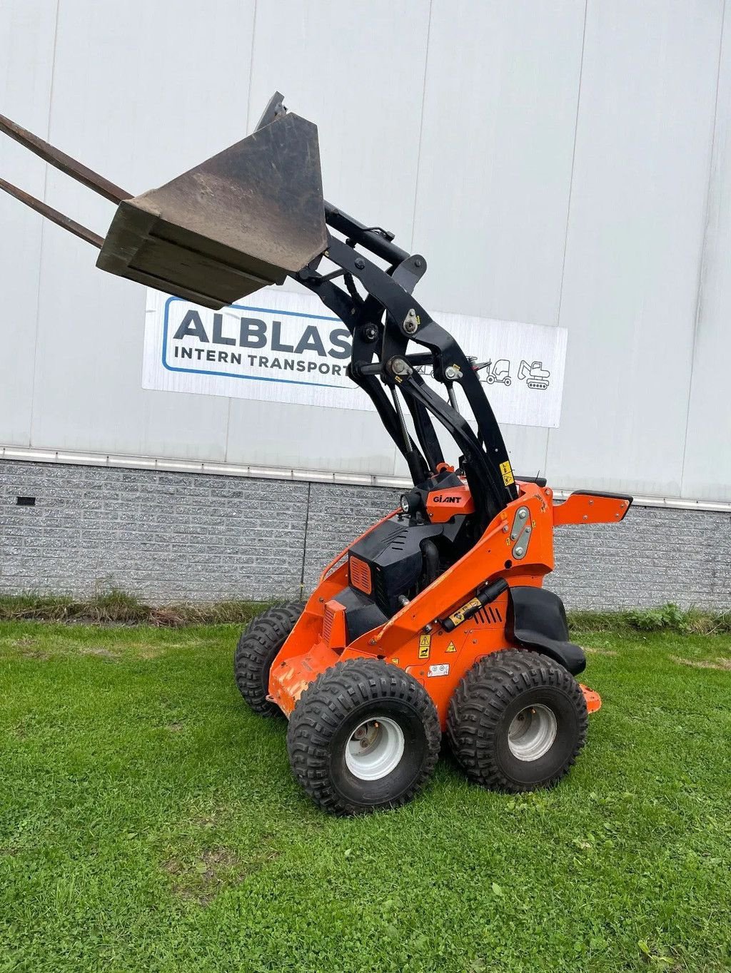 Radlader typu Sonstige Giant Skidster 252D 2020 met grondbak en lepels, Gebrauchtmaschine v Kwintsheul (Obrázek 8)