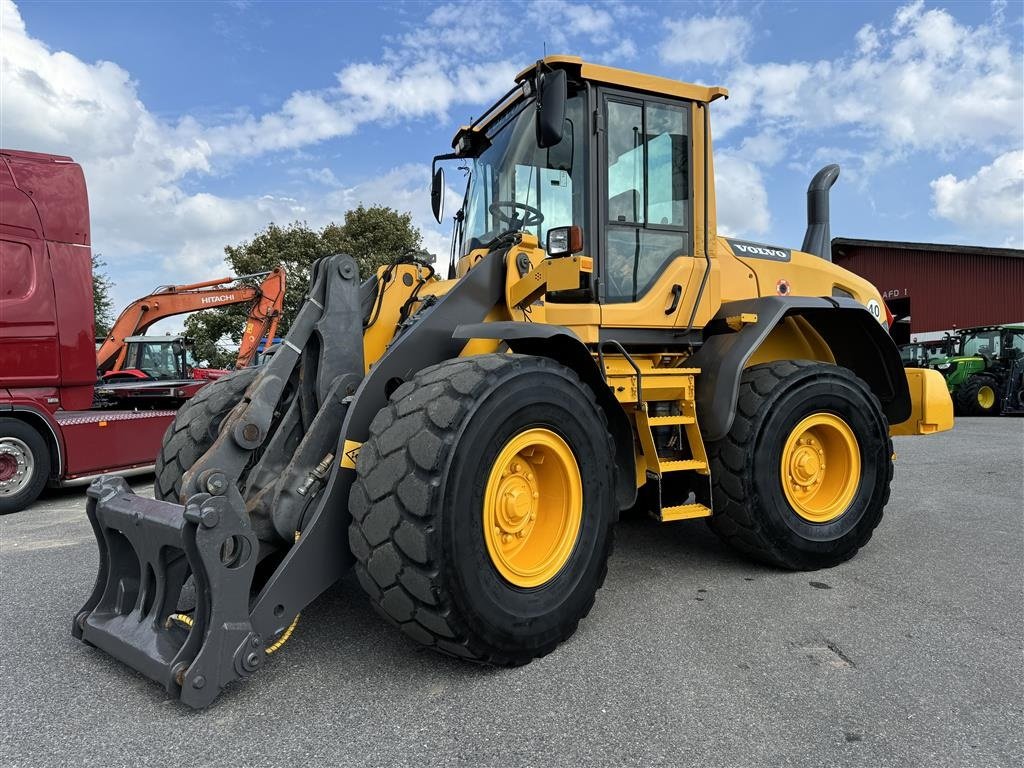 Radlader Türe ait Volvo L 60 G KUN 7300 TIMER! MED SKOVL OG GAFLER!, Gebrauchtmaschine içinde Nørager (resim 1)